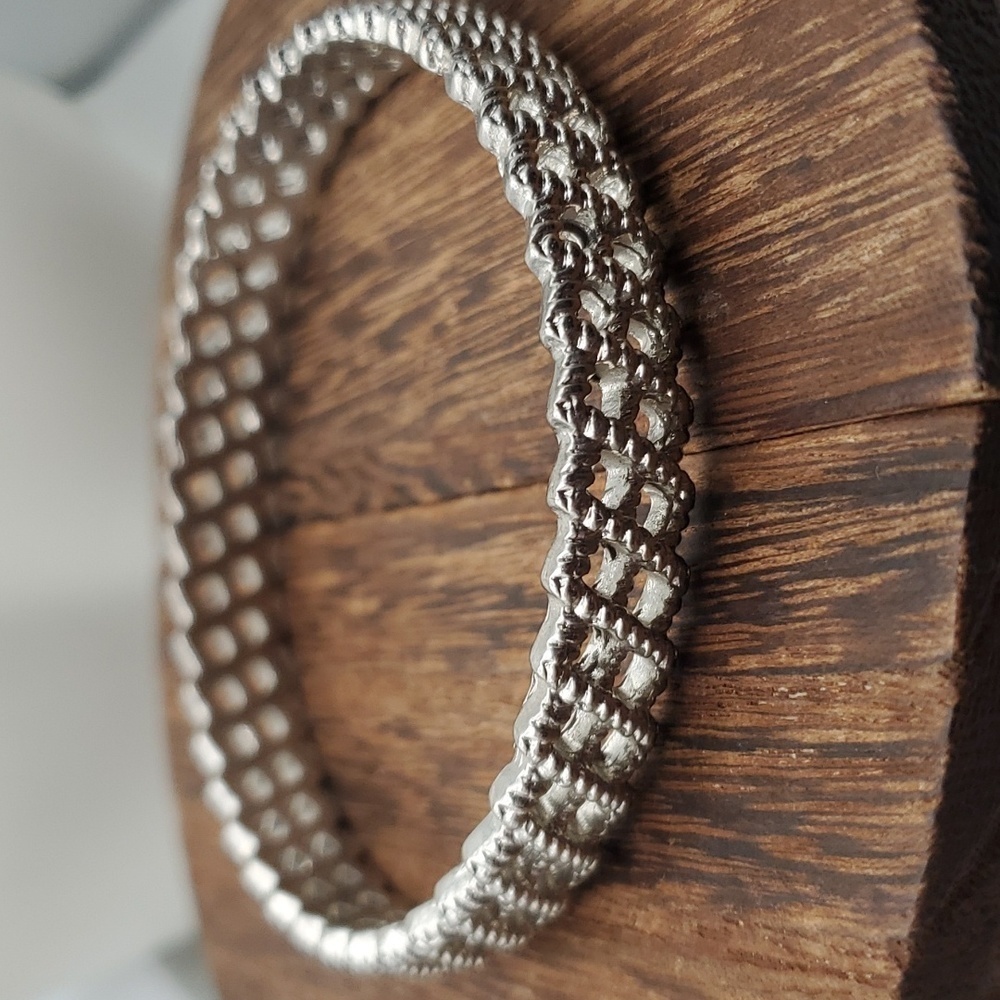 B2335 well‎ made lattice bracelet stunning